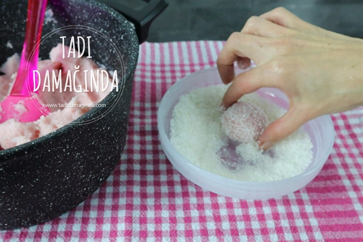 Çilekli İrmikli Toplar