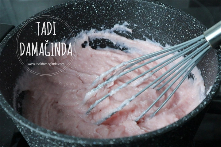 Çilekli İrmikli Toplar