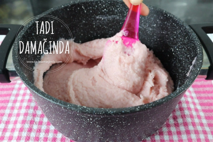 Çilekli İrmikli Toplar