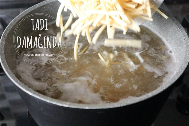 Erişteli Yeşil Mercimek Çorbası (Sakala Çarpan)