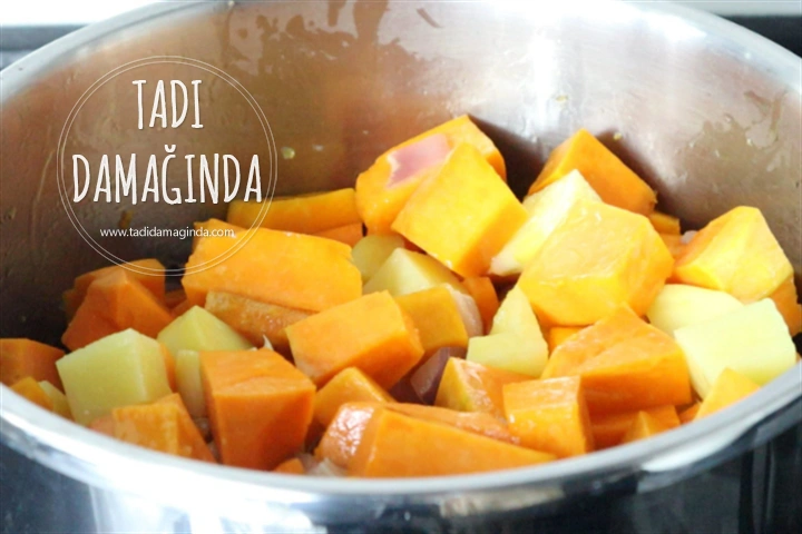 Vegan Sütlü Bal Kabağı Çorbası