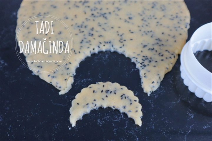 Çörek Otlu Ay Kurabiye