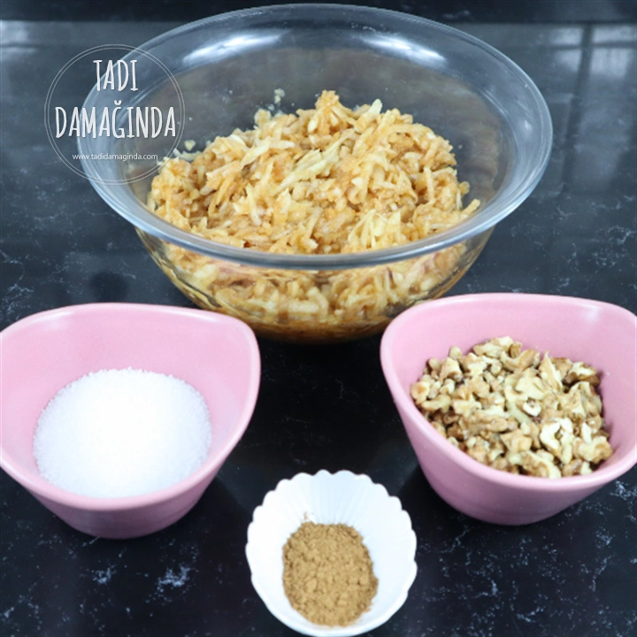 Borcamda Pratik Kıyır Kıyır Elmalı Kurabiye