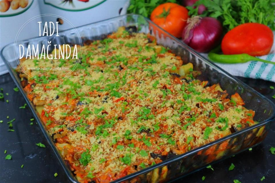 Fırında Domates Soslu Patlıcan ve Patates Yemeği