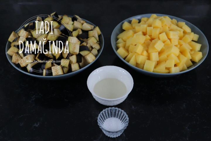 Fırında Domates Soslu Patlıcan ve Patates Yemeği