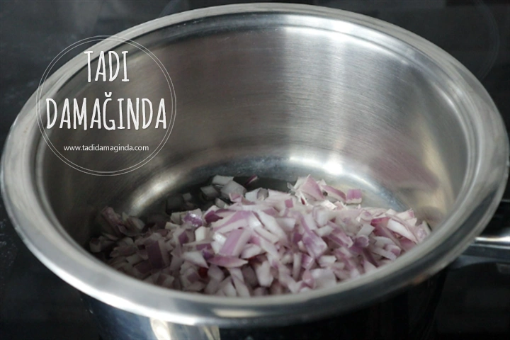 Fırında Domates Soslu Patlıcan ve Patates Yemeği