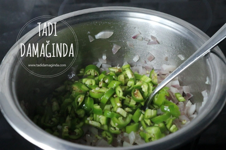 Fırında Domates Soslu Patlıcan ve Patates Yemeği