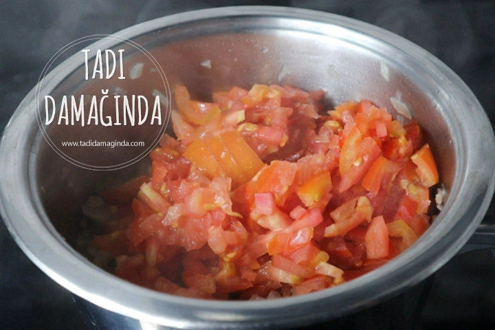 Fırında Domates Soslu Patlıcan ve Patates Yemeği