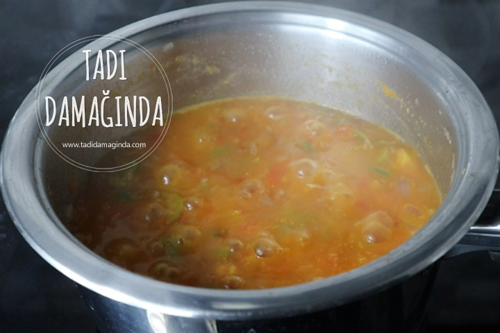 Fırında Domates Soslu Patlıcan ve Patates Yemeği