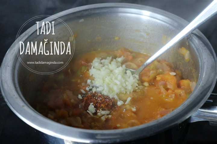 Fırında Domates Soslu Patlıcan ve Patates Yemeği