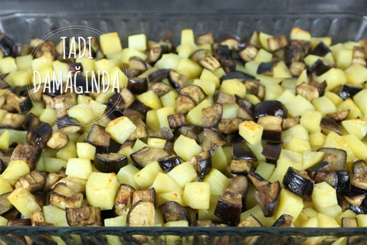 Fırında Domates Soslu Patlıcan ve Patates Yemeği