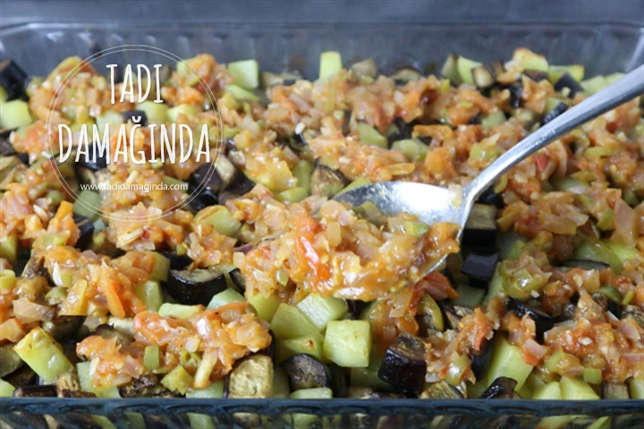 Fırında Domates Soslu Patlıcan ve Patates Yemeği