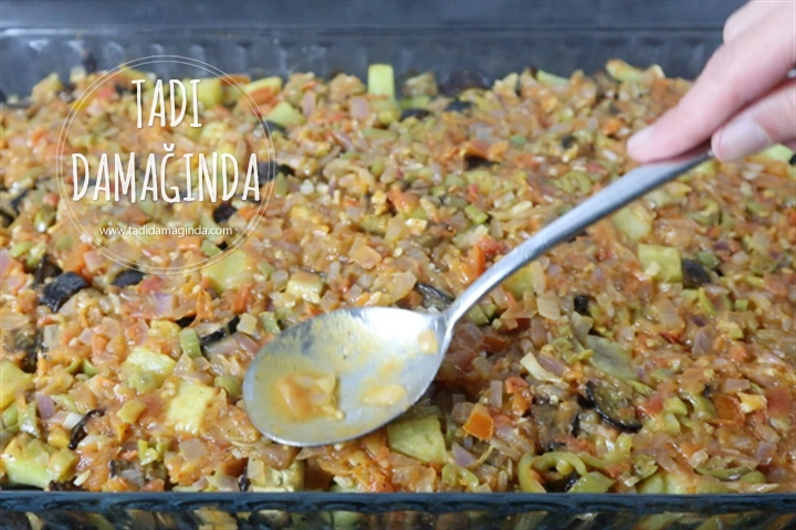 Fırında Domates Soslu Patlıcan ve Patates Yemeği