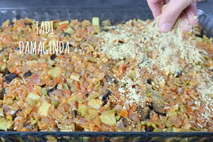 Fırında Domates Soslu Patlıcan ve Patates Yemeği