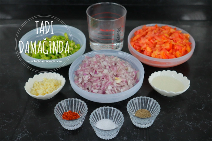 Fırında Domates Soslu Patlıcan ve Patates Yemeği