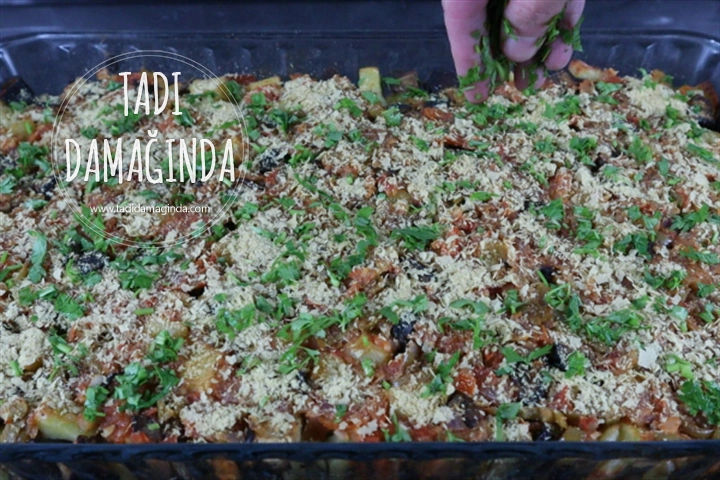 Fırında Domates Soslu Patlıcan ve Patates Yemeği