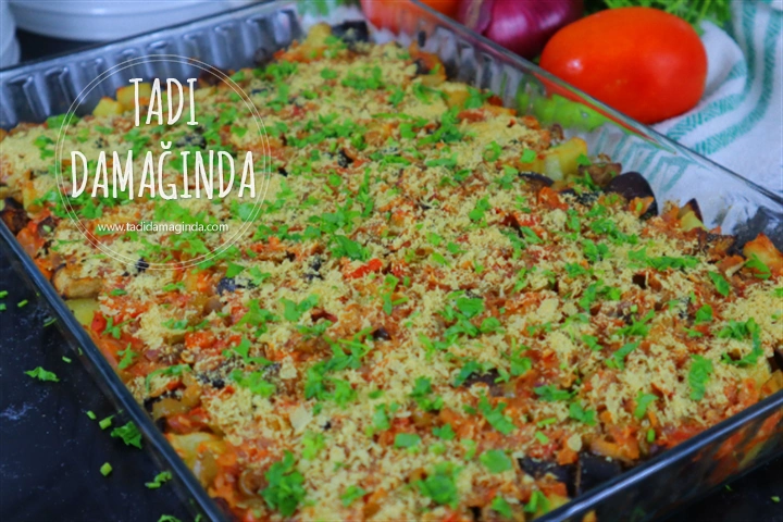 Fırında Domates Soslu Patlıcan ve Patates Yemeği