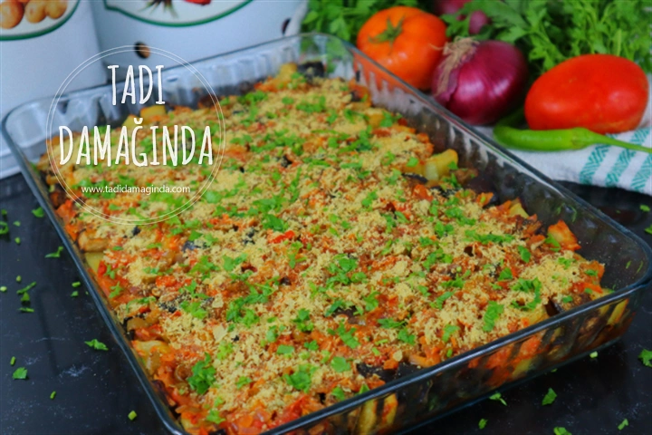 Fırında Domates Soslu Patlıcan ve Patates Yemeği