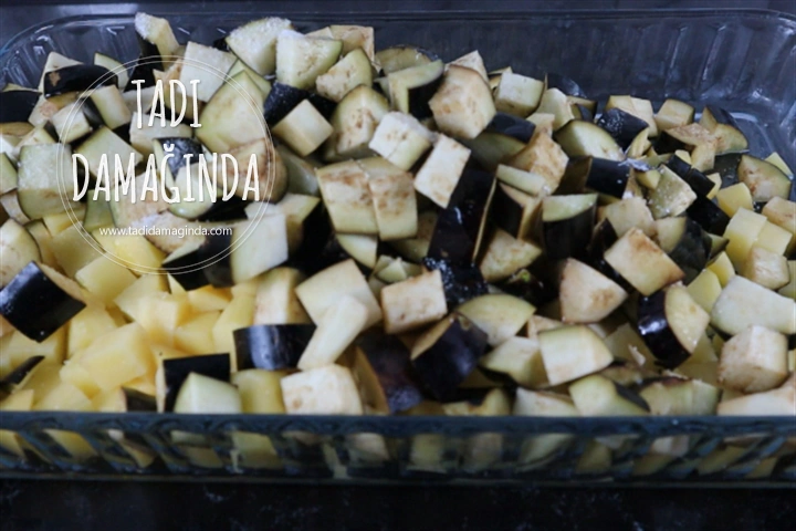 Fırında Domates Soslu Patlıcan ve Patates Yemeği