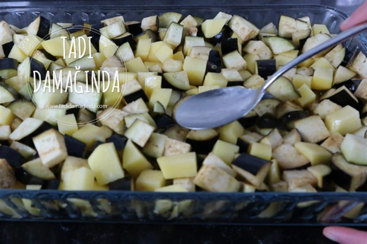 Fırında Domates Soslu Patlıcan ve Patates Yemeği