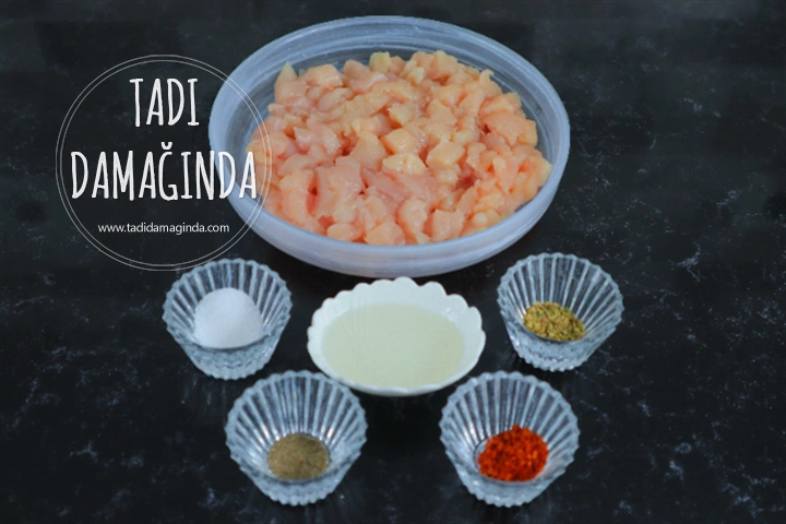 Avokadolu Tavuk Salatası