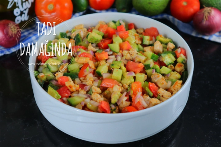 Avokadolu Tavuk Salatası