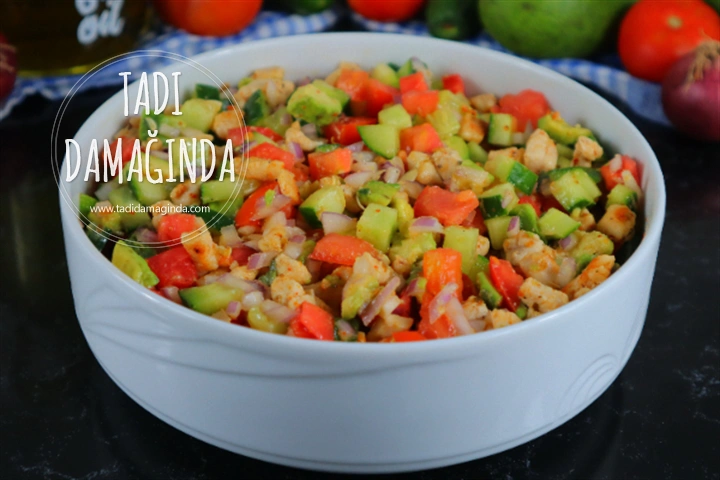 Avokadolu Tavuk Salatası