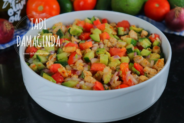 Avokadolu Tavuk Salatası