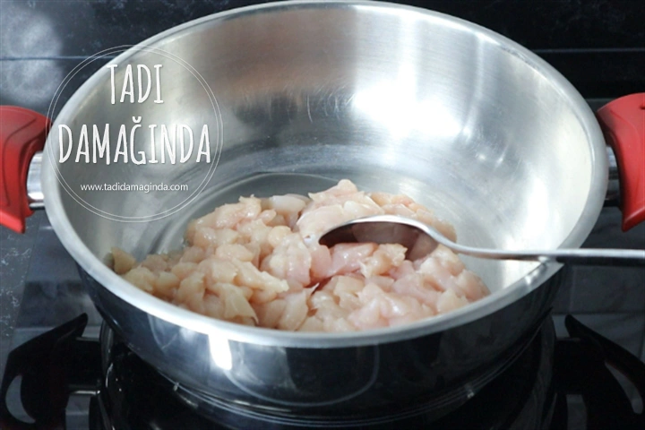 Avokadolu Tavuk Salatası