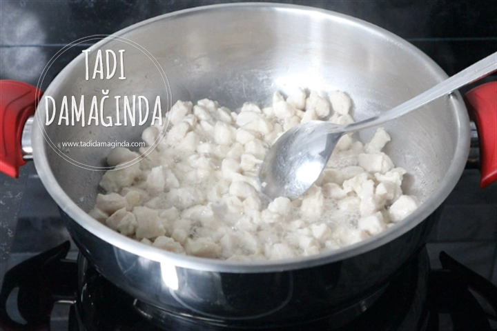 Avokadolu Tavuk Salatası