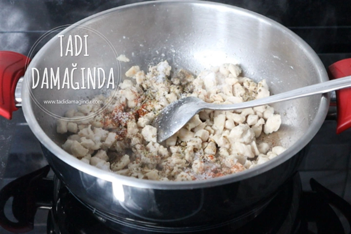 Avokadolu Tavuk Salatası