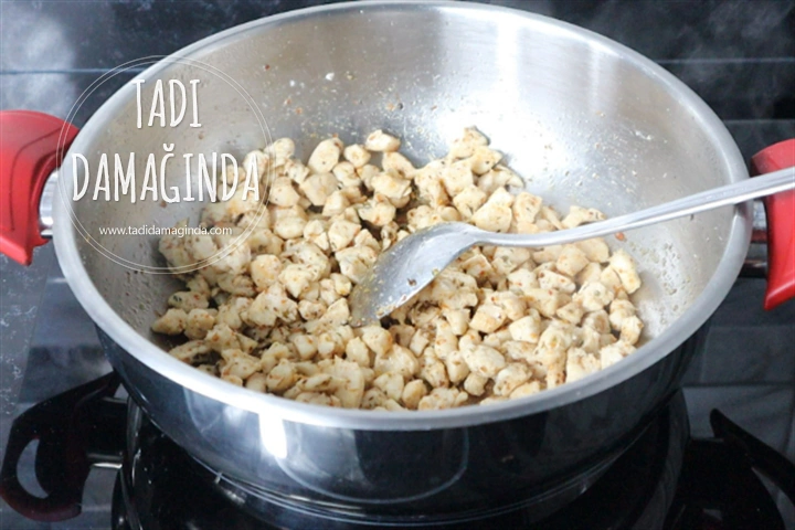 Avokadolu Tavuk Salatası