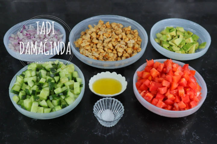 Avokadolu Tavuk Salatası