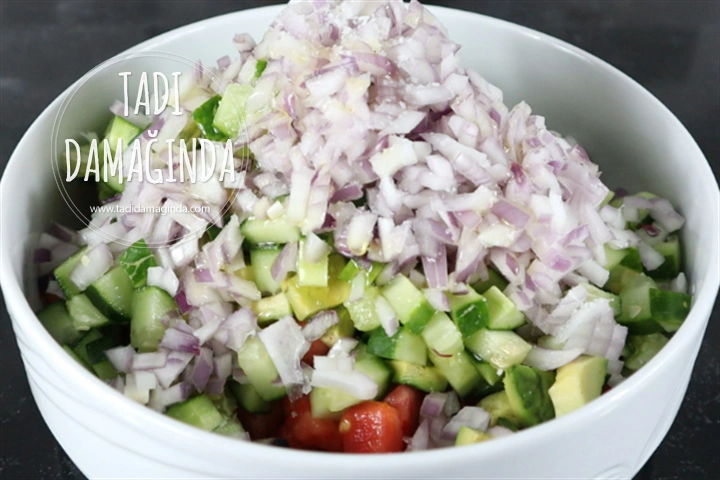 Avokadolu Tavuk Salatası