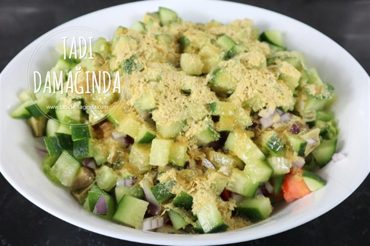 Avokadolu Mantarlı Tavuk Salatası