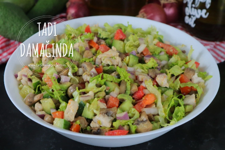 Avokadolu Mantarlı Tavuk Salatası