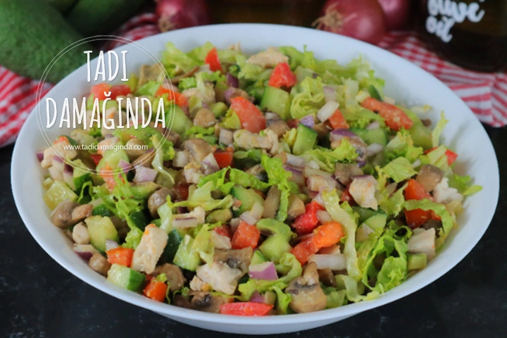 Avokadolu Mantarlı Tavuk Salatası