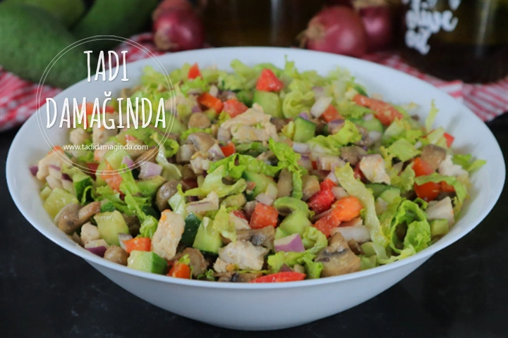 Avokadolu Mantarlı Tavuk Salatası