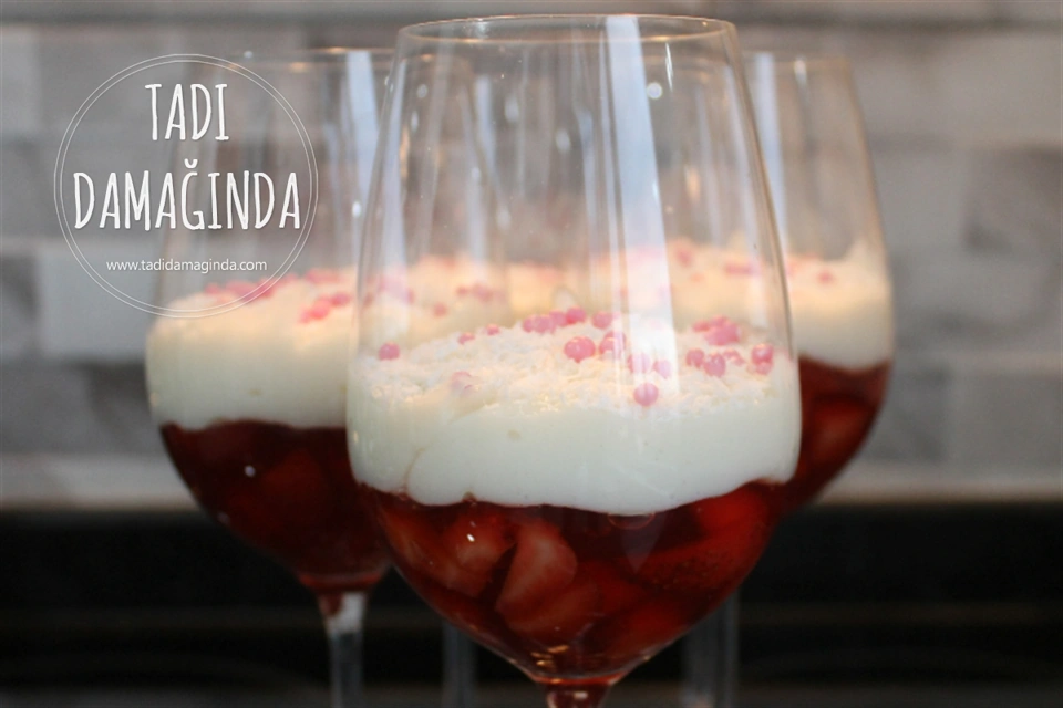 Çilekli Jöleli Muhallebi