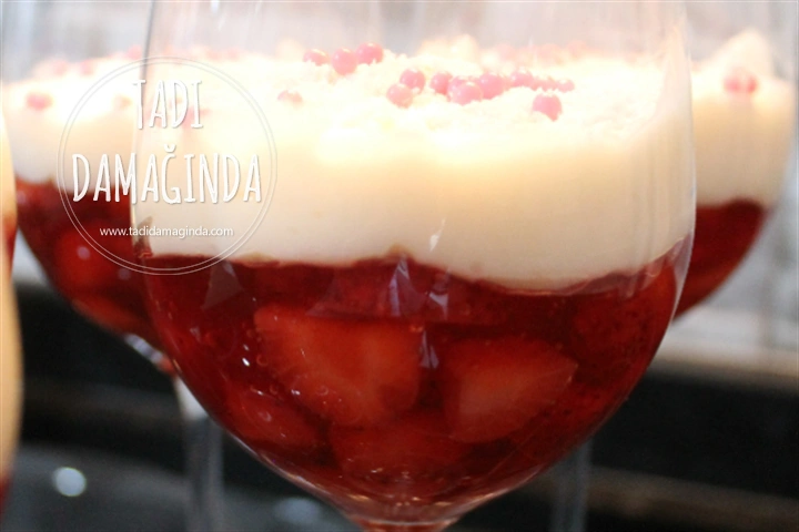 Çilekli Jöleli Muhallebi