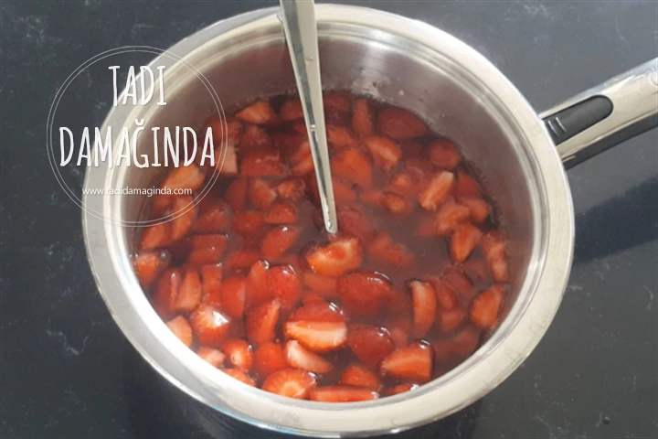 Çilekli Jöleli Muhallebi