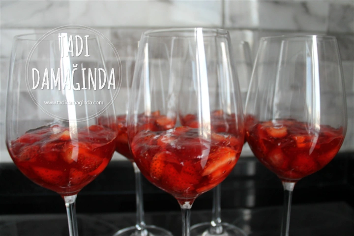 Çilekli Jöleli Muhallebi