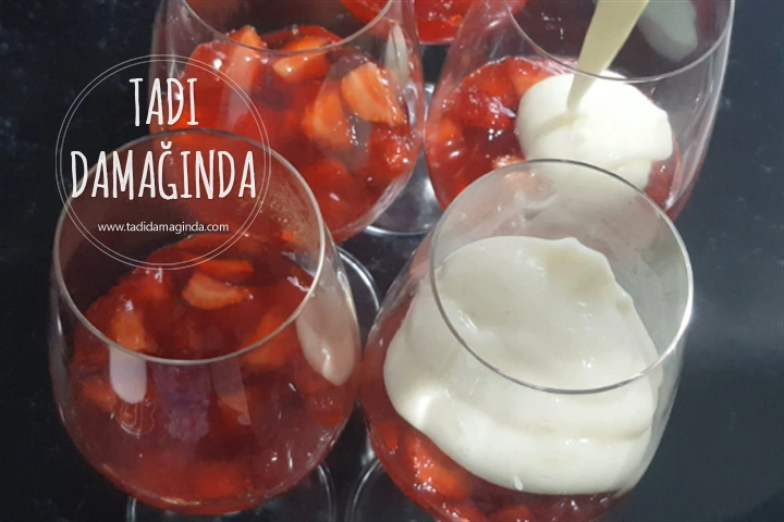 Çilekli Jöleli Muhallebi