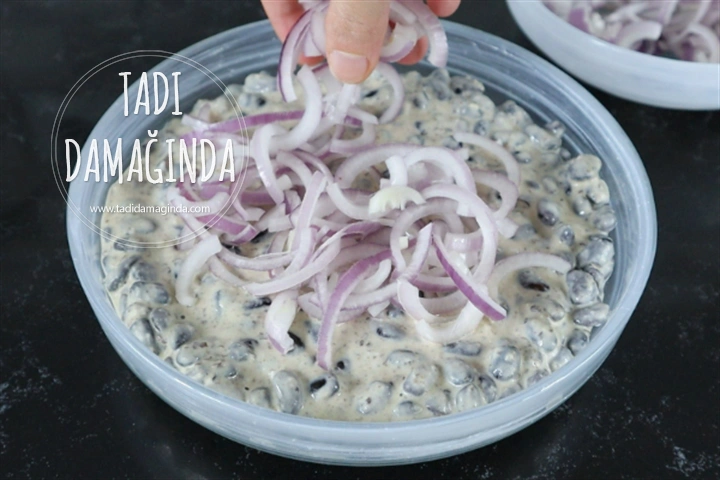 Tahin Soslu Siyah Fasulye Piyazı