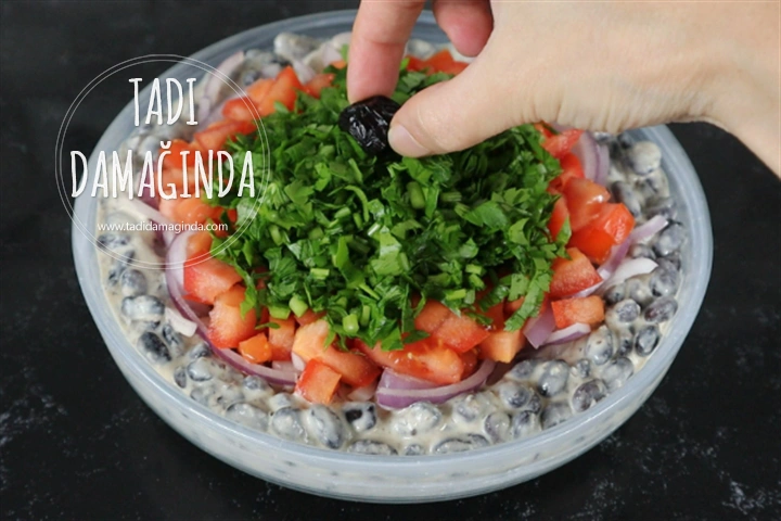 Tahin Soslu Siyah Fasulye Piyazı