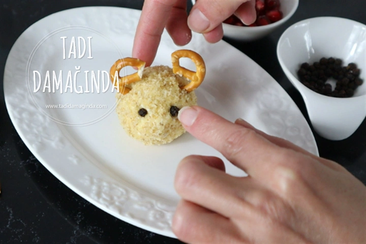 Yılbaşına Özel Ren Geyiği Şeklinde Peynir Topları