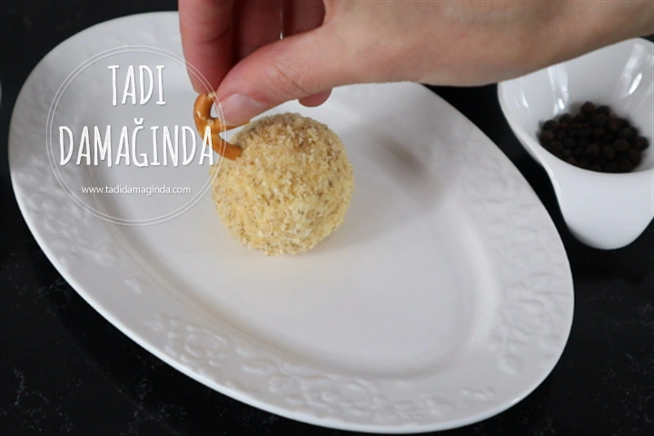 Yılbaşına Özel Ren Geyiği Şeklinde Peynir Topları