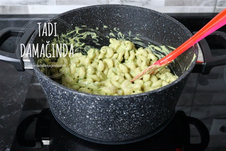 Yoğurtlu Avokado Soslu Makarna