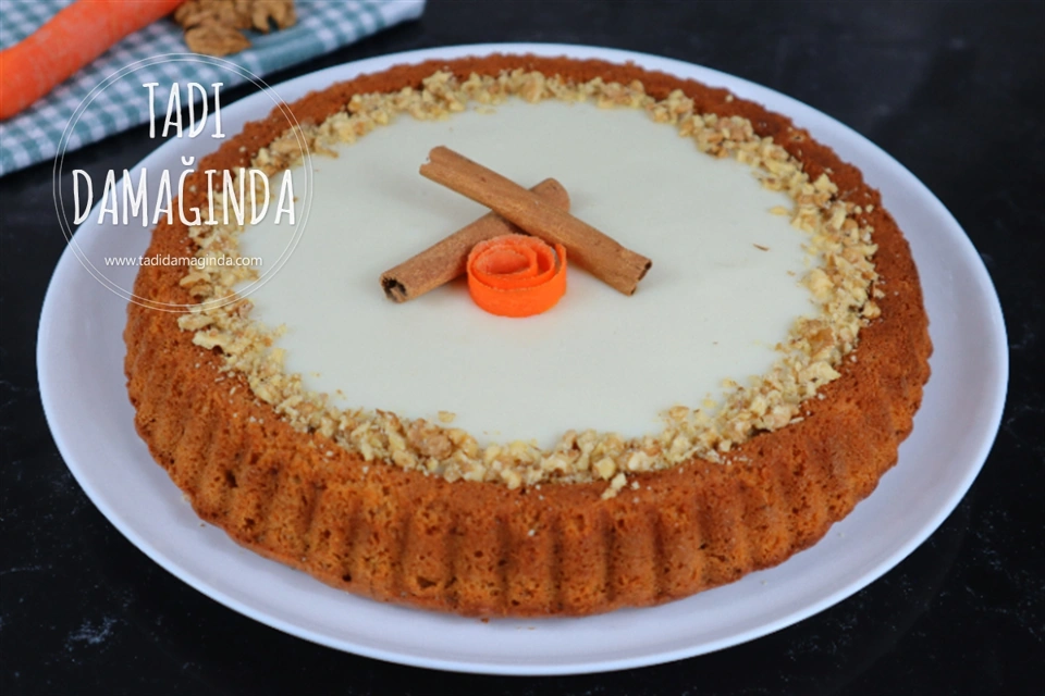 Tart Kalıbında Kremalı Havuçlu Kek