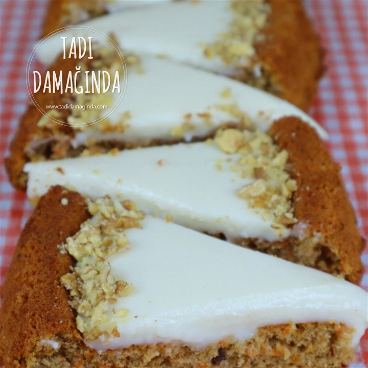 Tart Kalıbında Kremalı Havuçlu Kek